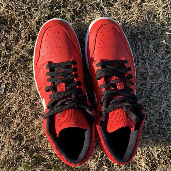 Air Jordan 1 Low University Red - Size 11 - Picture 2 of 4